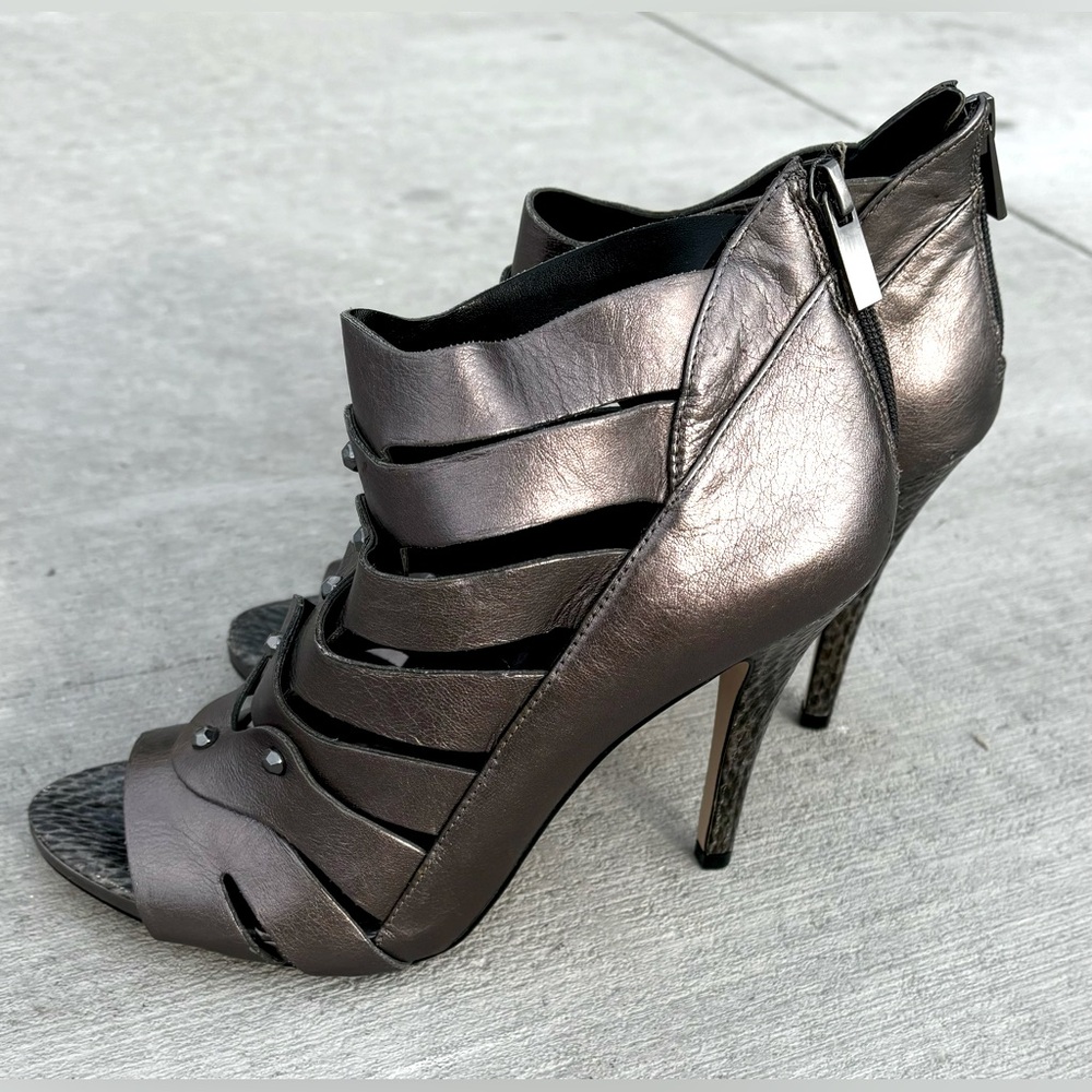 White House Black Market Silver Gray Leather Gladiator Stiletto Sz. 8M